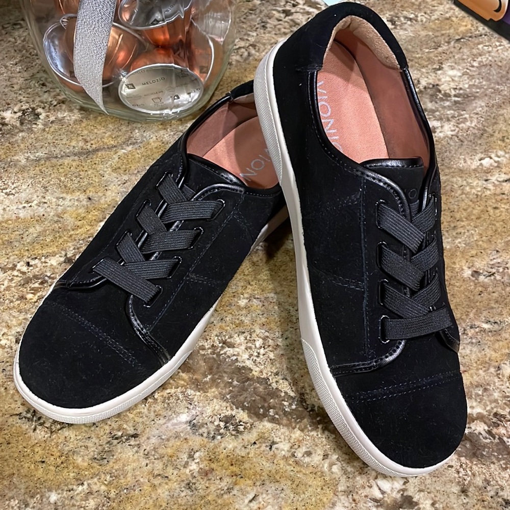 Vionic  comfort suede shoes NEW unworn size 6